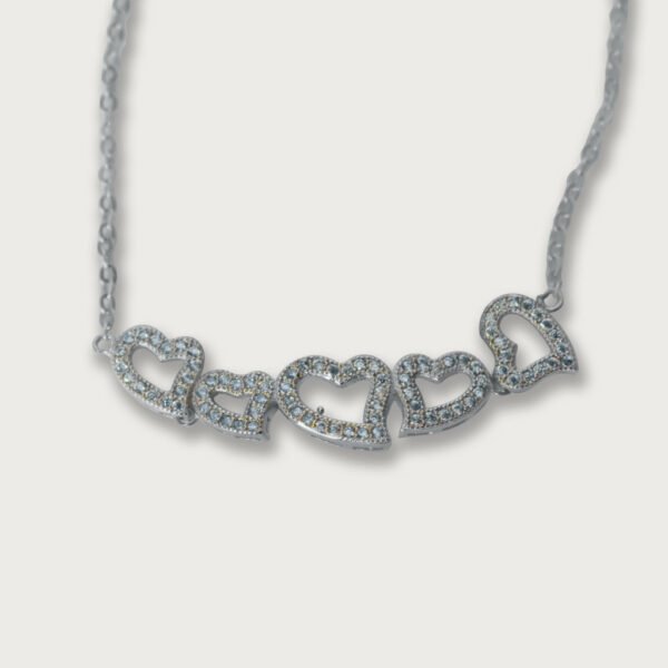 AG-IT-925-RH-PU-M-E-GX-ITP-001-01 Brazalete de plata italiana con baño de rodio, adornado con corazones y piedras preciosas, un diseño elegante y sofisticado.