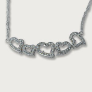 Brazalete de plata italiana con baño de rodio, adornado con corazones y piedras preciosas, un diseño elegante y sofisticado.