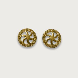 Aretes de oro italiano 10K con diseño espiral y detalles brillantes, joyería sofisticada con un toque moderno y elegante.