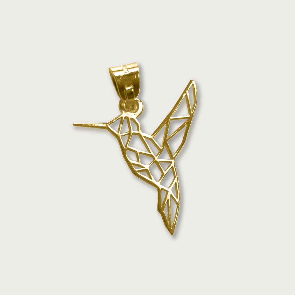 Dije de colibrí en oro de 10 quilates con diseño geométrico tipo vitral, suspendido de una argolla dorada.