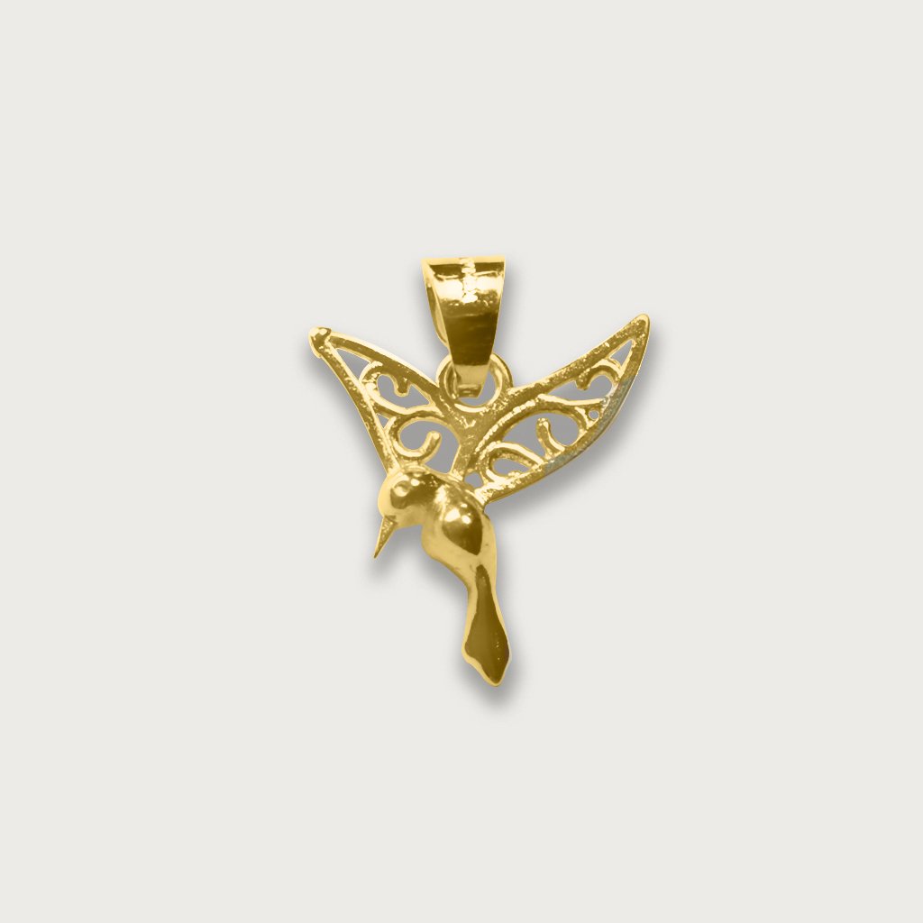 Dije de colibrí en oro de 10 quilates con alas ornamentadas y figura pulida, suspendido de una argolla dorada.