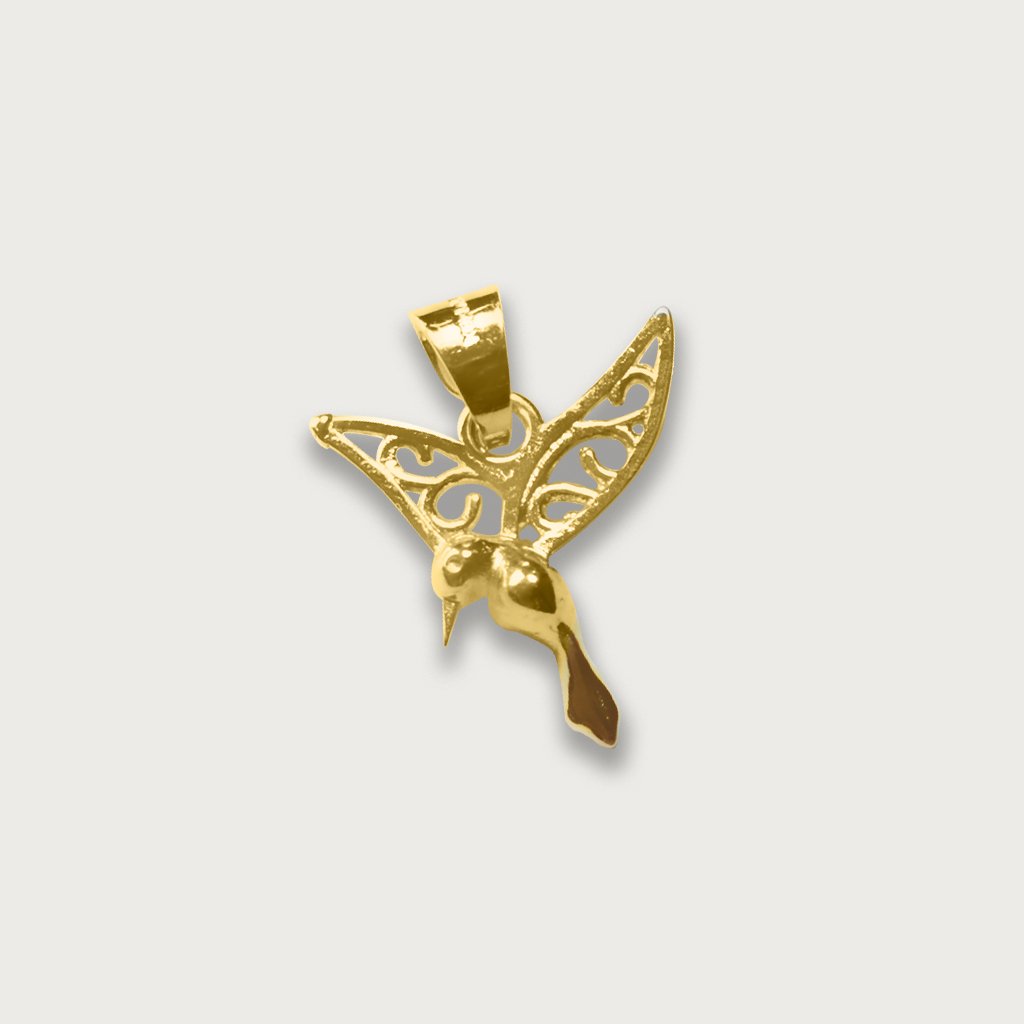 Dije de colibrí en oro de 10 quilates con alas ornamentadas y figura pulida, suspendido de una argolla dorada.
