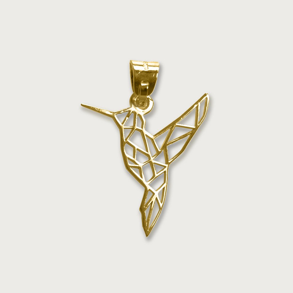 Dije de colibrí en oro de 10 quilates con diseño geométrico tipo vitral, suspendido de una argolla dorada.