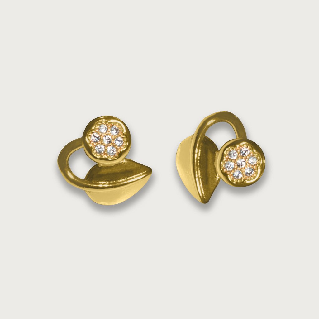 Aretes de chapa de oro 18K con diseño floral y piedras brillantes, un toque elegante y moderno para tu estilo.