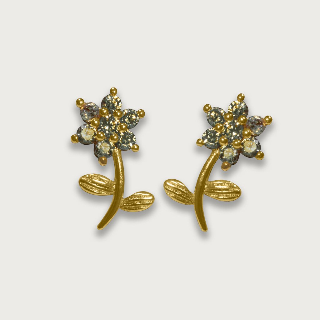 Aretes de chapa de oro 18K con diseño floral y piedras brillantes, una pieza elegante y femenina, ideal para ocasiones especiales.