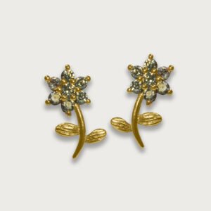Aretes diseño floral con zirconias blancas de chapa de oro 18K - Image 2
