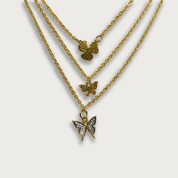 CH-10K-CO-U-D-LX-AR-003 Collar triple de chapa de oro de 18K con dijes de mariposas y flor, diseño elegante y moderno en capas.