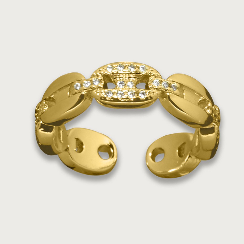 Anillo de chapa de oro 18K con diseño de cadena y detalles de piedras brillantes, una pieza moderna y elegante.