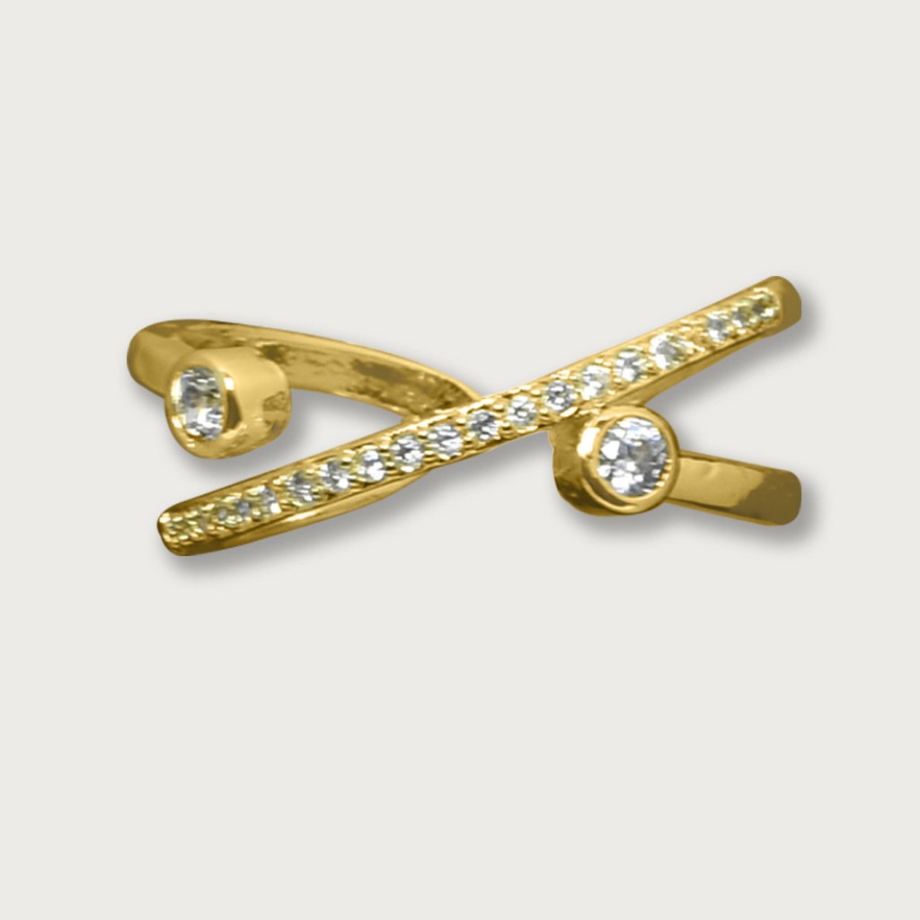 Anillo de chapa de oro 18K con diseño cruzado y piedras brillantes, una pieza elegante y moderna para un estilo sofisticado.