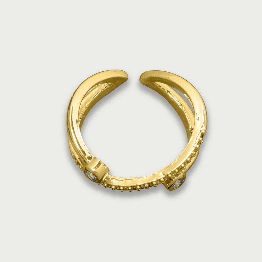 Anillo de chapa de oro 18K con diseño cruzado y piedras brillantes, una pieza elegante y moderna para un estilo sofisticado.