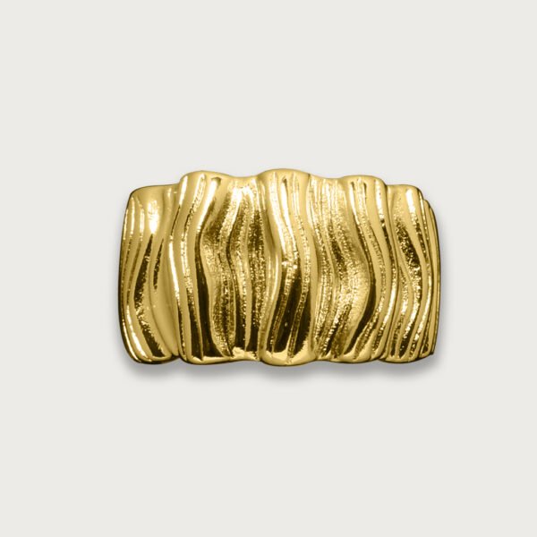 CH-10K-NO-AN-M-D-00-AR-003-01 Anillo de chapa de oro 18K con diseño de ondas, una pieza elegante y moderna que aporta un toque dinámico y sofisticado.