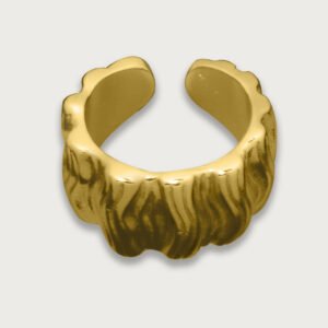 Anillo de chapa de oro 18K con diseño de ondas, una pieza elegante y moderna que aporta un toque dinámico y sofisticado.