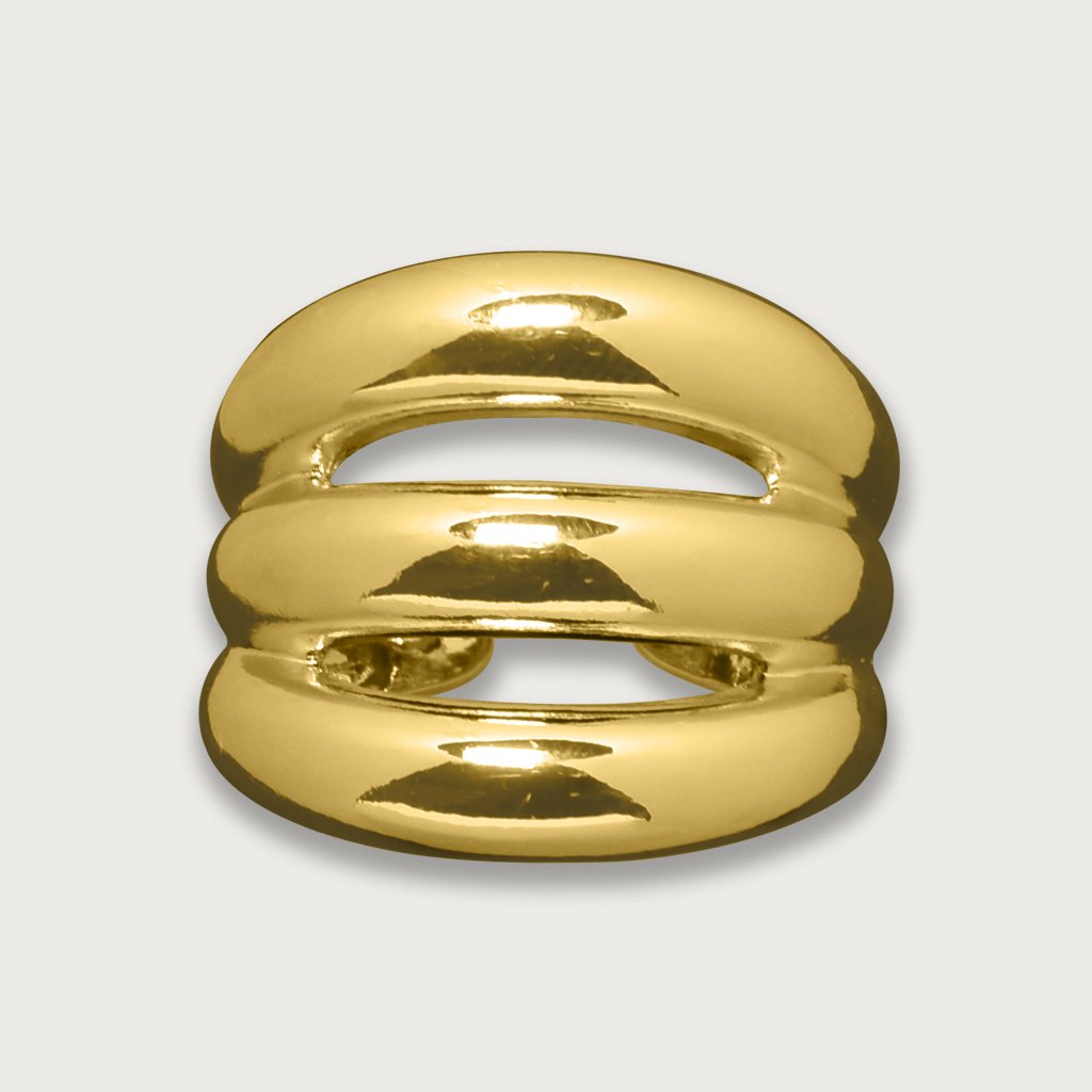 Anillo de chapa de oro 18K con diseño triple y acabado pulido, una pieza moderna y elegante para resaltar tu estilo con un toque de lujo.