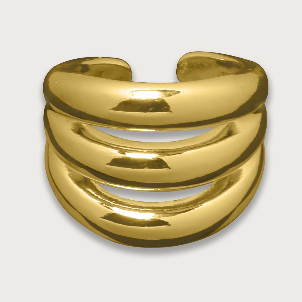 Anillo de chapa de oro 18K con diseño triple y acabado pulido, una pieza moderna y elegante para resaltar tu estilo con un toque de lujo.