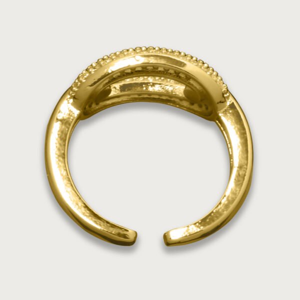 Anillo de chapa de oro 18K con diseño de eslabones entrelazados y piedras brillantes, elegante y moderno para un toque de lujo en tu estilo.