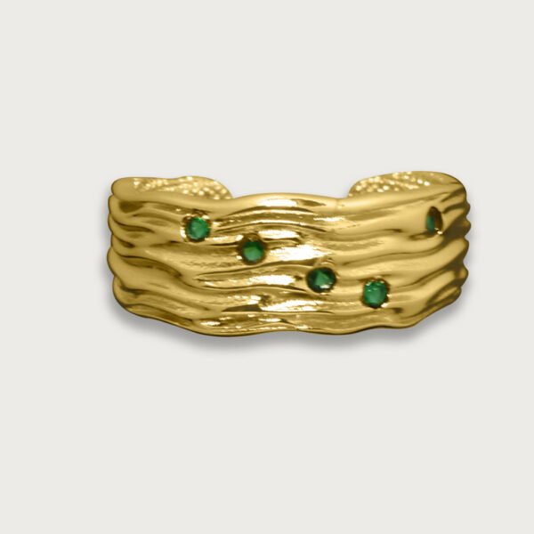 Anillo de chapa de oro 18K con diseño de ondas y piedras verdes, elegante y moderno para un toque distintivo en tu estilo.