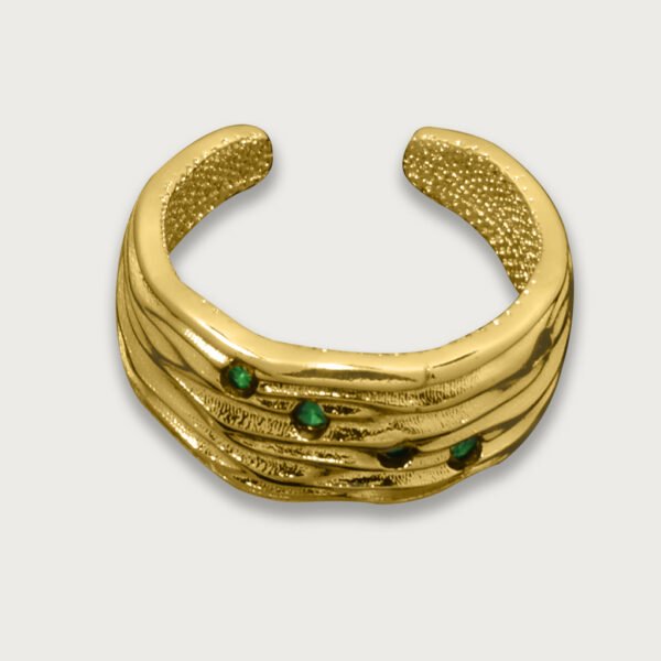 Anillo de chapa de oro 18K con diseño de ondas y piedras verdes, elegante y moderno para un toque distintivo en tu estilo.