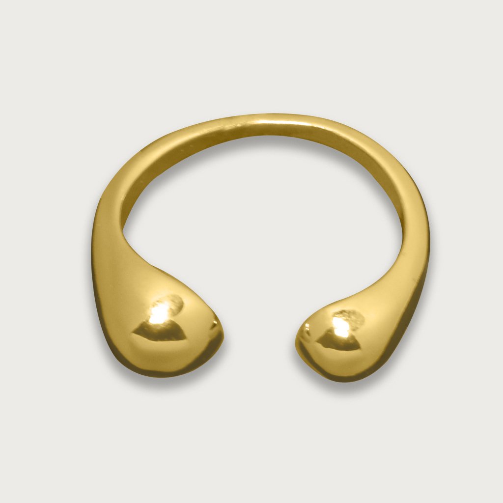 Anillo de chapa de oro 18K con diseño minimalista y acabado pulido, una pieza moderna y elegante para un estilo sofisticado y discreto.