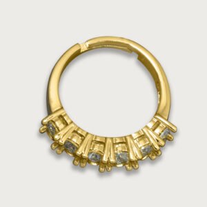 Anillo de chapa de oro 18K con siete piedras brillantes engastadas, un diseño elegante y sofisticado para resaltar tu estilo con un toque de lujo.