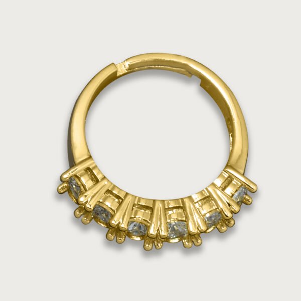 Anillo de chapa de oro 18K con siete piedras brillantes engastadas, un diseño elegante y sofisticado para resaltar tu estilo con un toque de lujo.