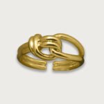 Anillo de chapa de oro 18K con diseño de nudo, elegante y moderno, una pieza única para resaltar tu estilo con un toque de lujo.