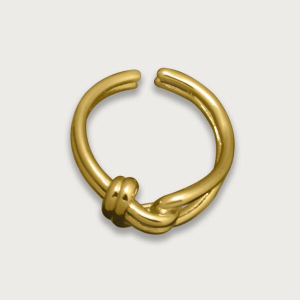 Anillo de chapa de oro 18K con diseño de nudo, elegante y moderno, una pieza única para resaltar tu estilo con un toque de lujo.