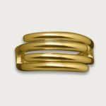 Anillo de chapa de oro 18K con diseño de eslabones superpuestos, moderno y elegante, ideal para un toque sofisticado y contemporáneo.