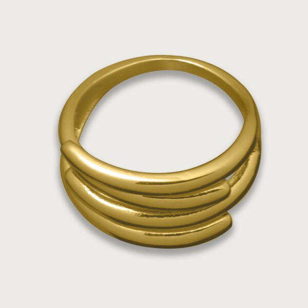 Anillo de chapa de oro 18K con diseño de eslabones superpuestos, moderno y elegante, ideal para un toque sofisticado y contemporáneo.