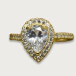 Anillo de chapa de oro 18K con diseño en forma de corazón y piedras brillantes, una pieza romántica y elegante que expresa amor y sofisticación.