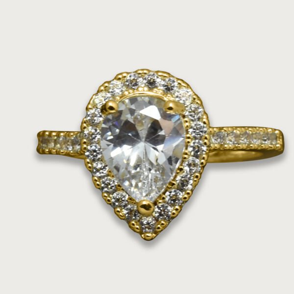 Anillo de chapa de oro 18K con diseño en forma de corazón y piedras brillantes, una pieza romántica y elegante que expresa amor y sofisticación.