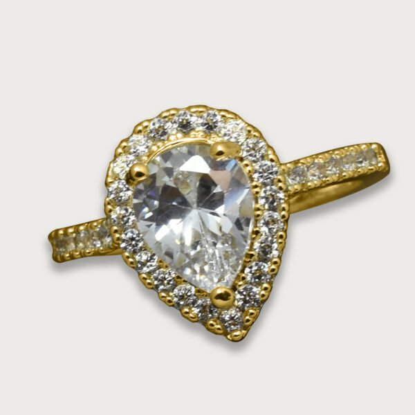 Anillo de chapa de oro 18K con diseño en forma de corazón y piedras brillantes, una pieza romántica y elegante que expresa amor y sofisticación.