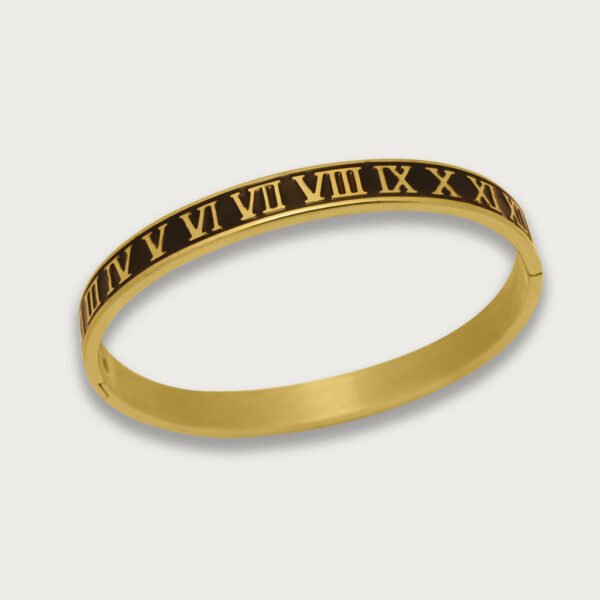 Brazalete en chapa de oro 18K con números romanos grabados y fondo negro, con un diseño elegante y moderno.