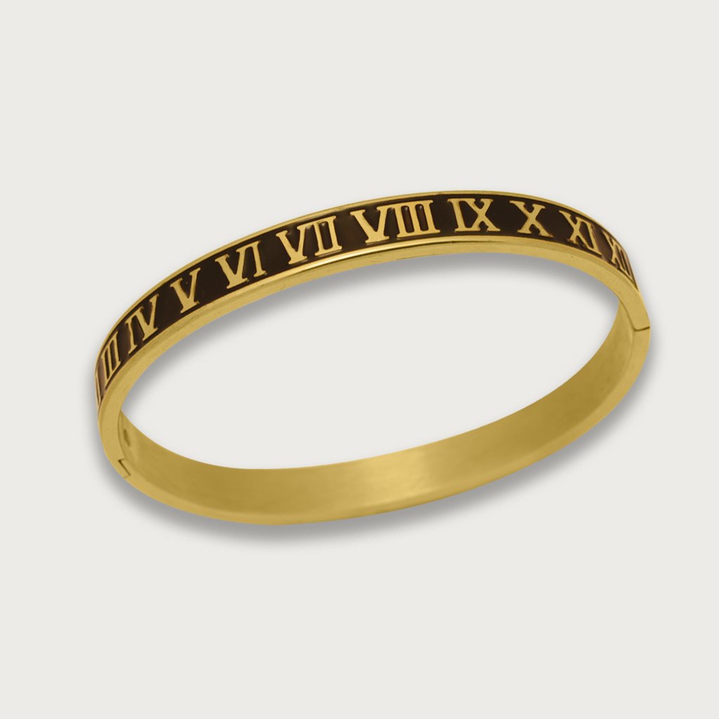 Brazalete en chapa de oro 18K con números romanos grabados y fondo negro, con un diseño elegante y moderno.