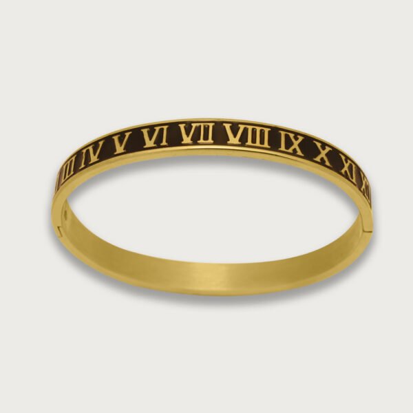 CH-10K-PU-U-D-LX-AR-001 Brazalete en chapa de oro 18K con números romanos grabados y fondo negro, con un diseño elegante y moderno.