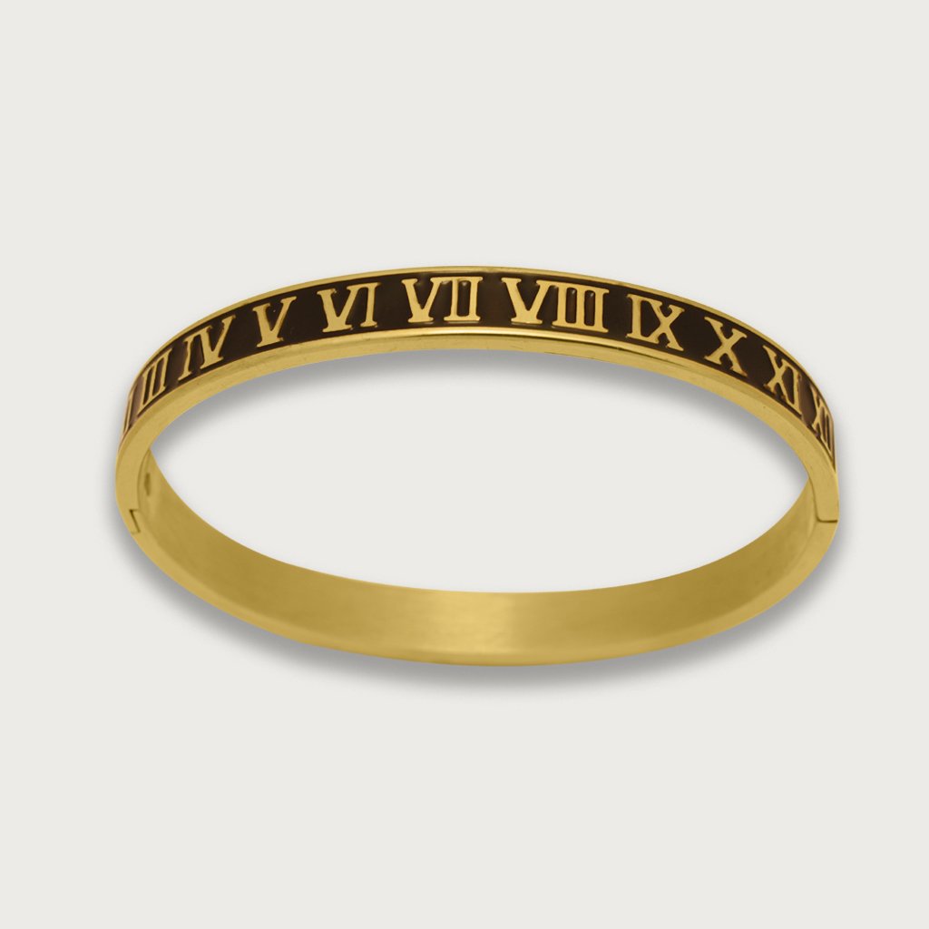 Brazalete en chapa de oro 18K con números romanos grabados y fondo negro, con un diseño elegante y moderno.