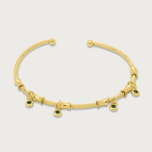 Brazalete abierto con dijes y detalles verdes de chapa de oro 18K - Image 1