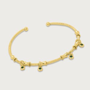 Brazalete abierto con dijes y detalles verdes de chapa de oro 18K - Image 2